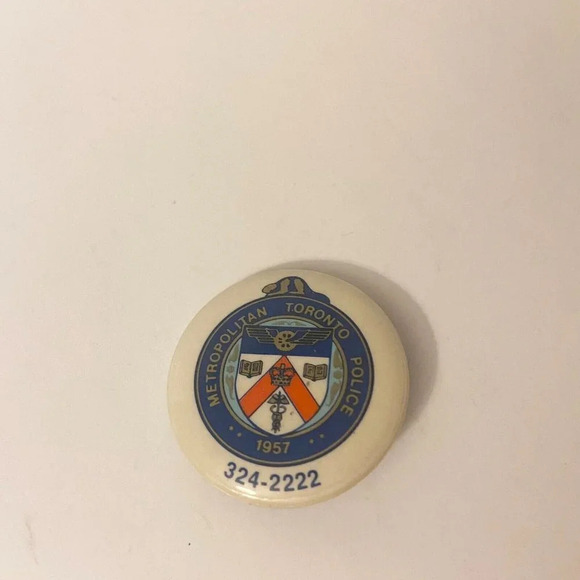 Vintage Lot of 10 Assorted Pins Canada Saskatoon Toronto Police Handcuffs Legion - Picture 11 of 16